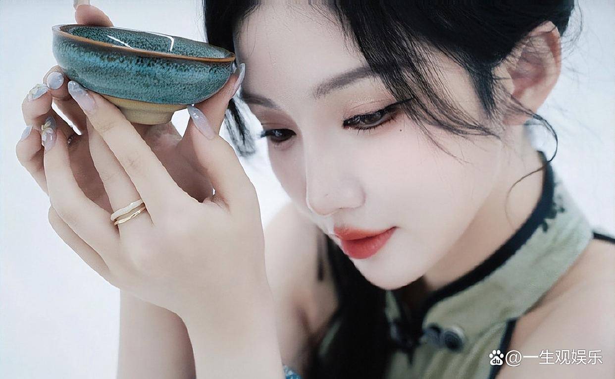 KPL官方解说的解说小鹿，身材还是很顶的，旗袍太适合她了！