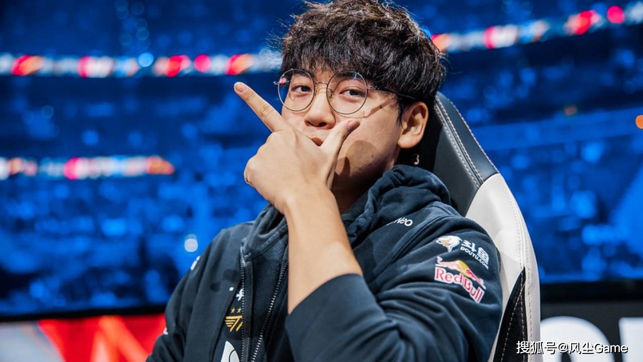 LOL历史最惨冠军AD诞生!临近世界赛被粉丝逼宫:不换人不买周边